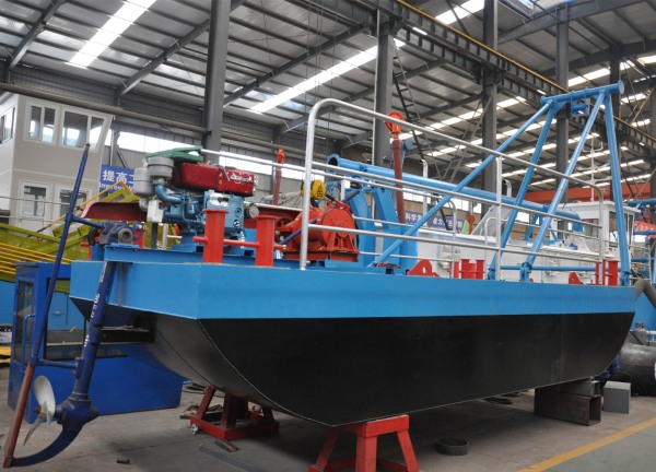 Multi-functional working ship assist to dredgers